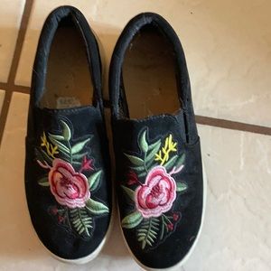 Half Top Shoes With Embroidered Flowers